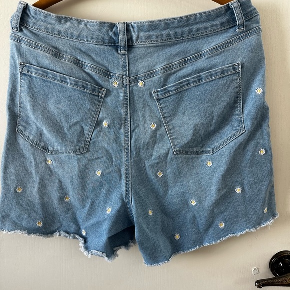Style & Co women’s size 10 shorts, EUC, High Waisted, embroidered with daisies!! - Picture 2 of 9